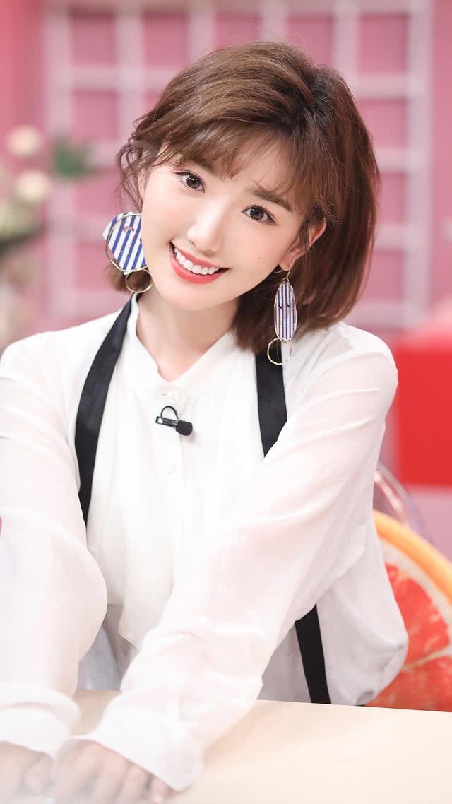 圆脸大脸发量少软女生适合的发型,适合脸大圆脸可扎可披的直发