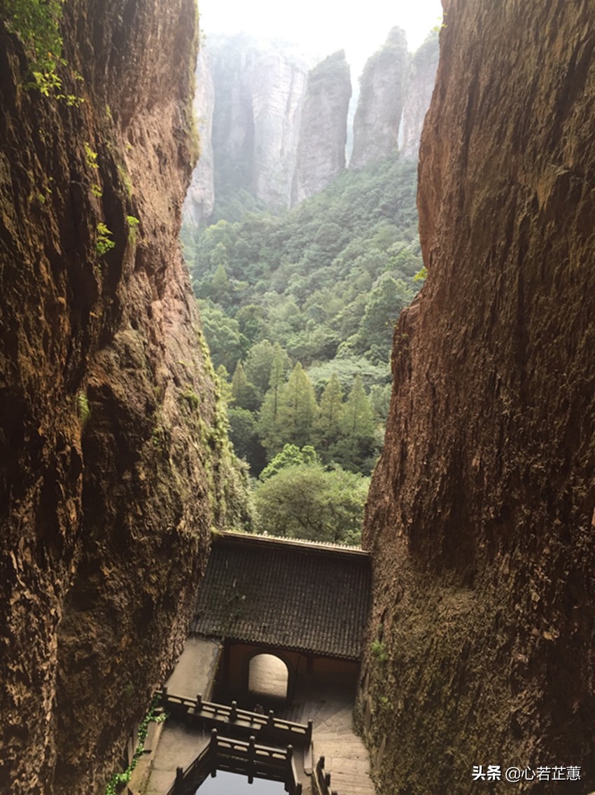一座山可以用什么词来形容,形容一座山的风景词语