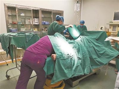 产妇脐带脱垂90后助产士,产妇脐带脱垂医生跪姿托举