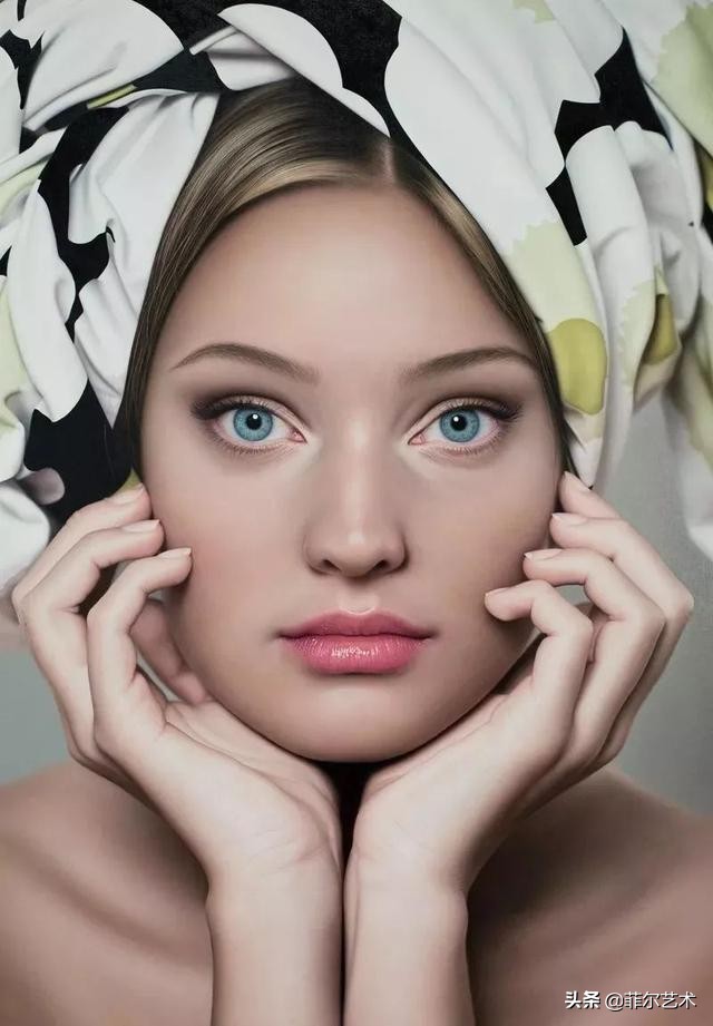 美女画家画美女，怎么看怎么美，看着她的画呼吸都要停滞了