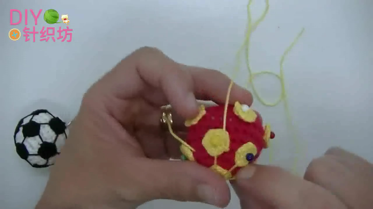 足球钥匙链小挂件,足球珠子编织钥匙扣