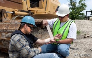 工地受伤10级伤残能赔偿多少钱,工地受伤该怎么和老板谈赔偿