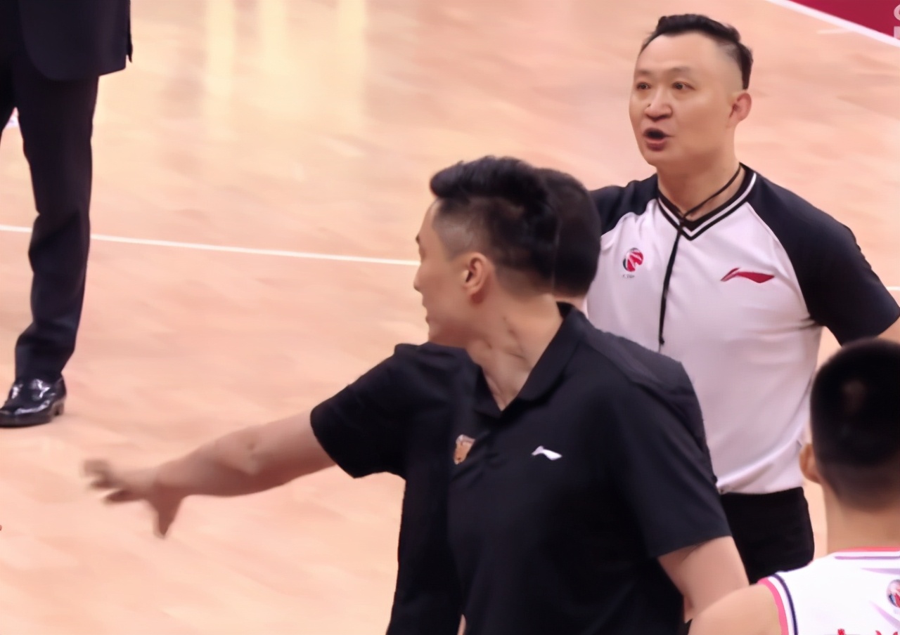 边打篮球边打人,一边打球一边打手