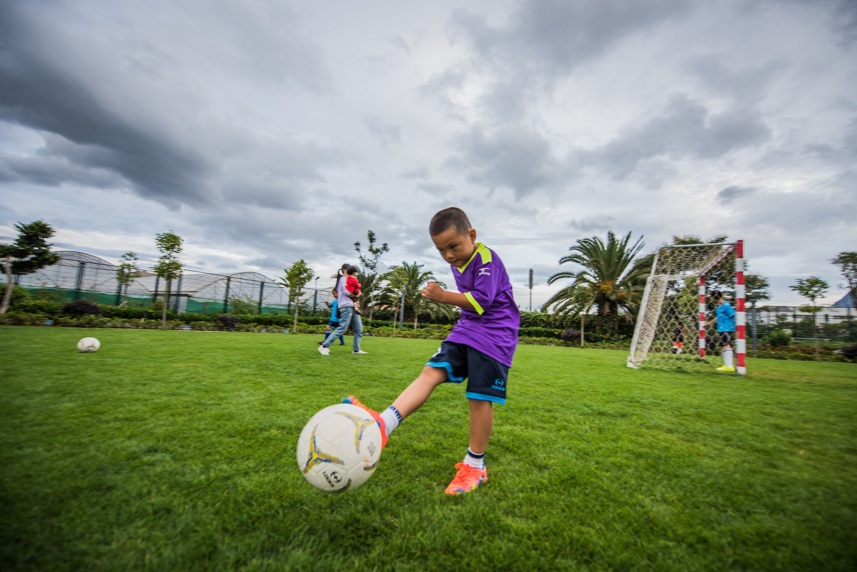 学习踢足球是终身受益的事这难道不是给孩子最好的礼物吗?