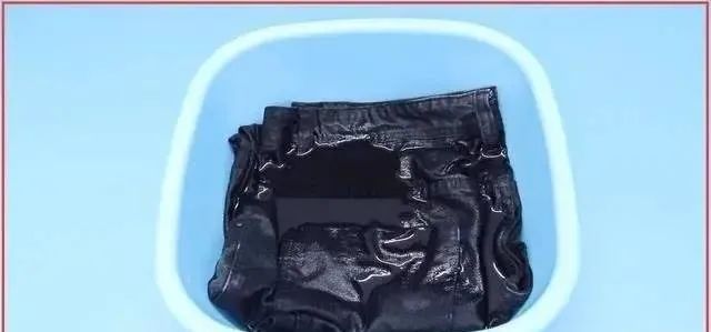 彩色衣服被漂白水弄褪色怎么恢复,黑色衣服褪色了发红如何恢复原色