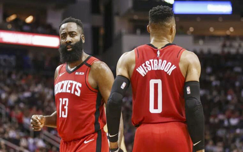 从豪华到岌岌可危不足一个月，冠军中锋拒绝报价或三原因加盟湖人