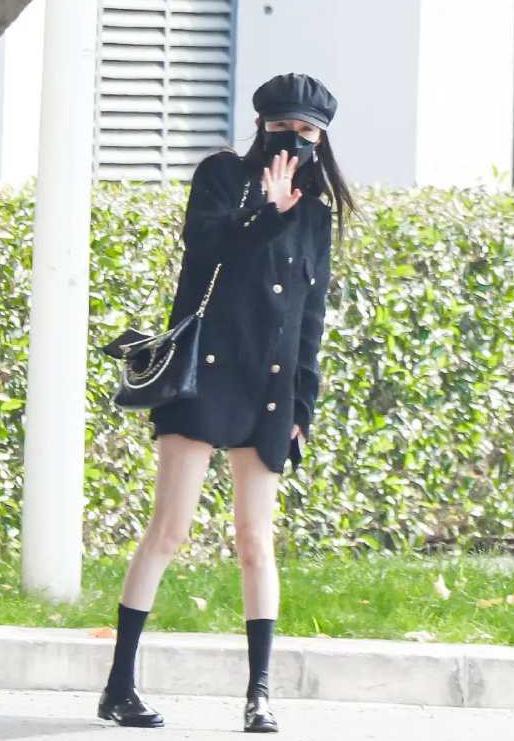 杨幂这次秀腿真让人服气,杨幂露腿和鞋