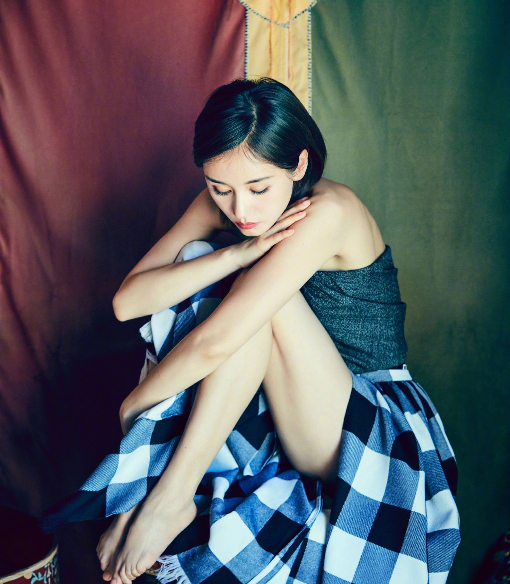 王子文身高162却超会穿，漆皮外套配短靴，玩下衣失踪美腿吸睛