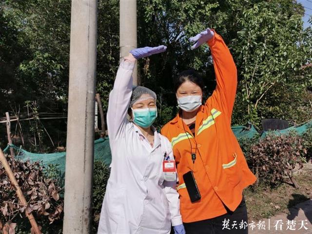 白衣天使工作合照,白衣天使穿工作服跟孩子合影