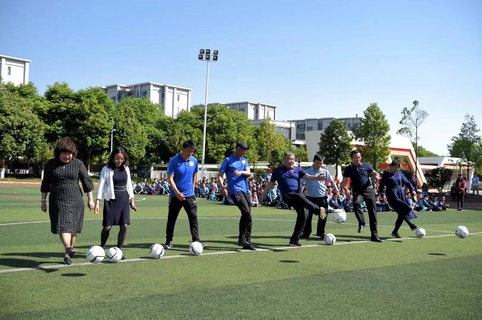 第七届“中华杯”校园足球联赛开幕足球小将绿茵展风采