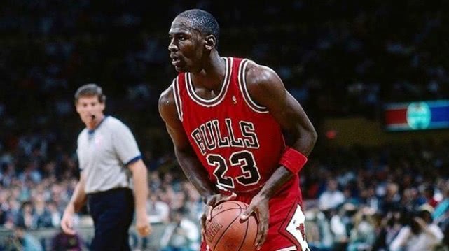 詹姆斯举起mvp奖杯,美媒评选过去16年西决mvp