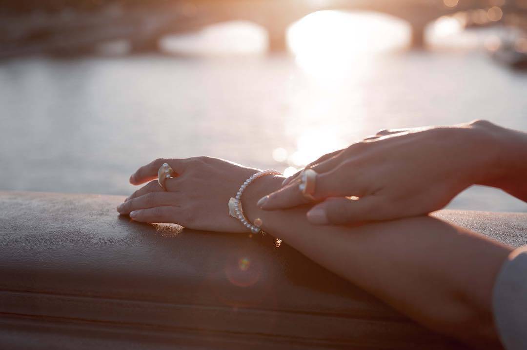 有时候质感就体现在小小的配件上，一件可以陪你穿梭日常的珠宝