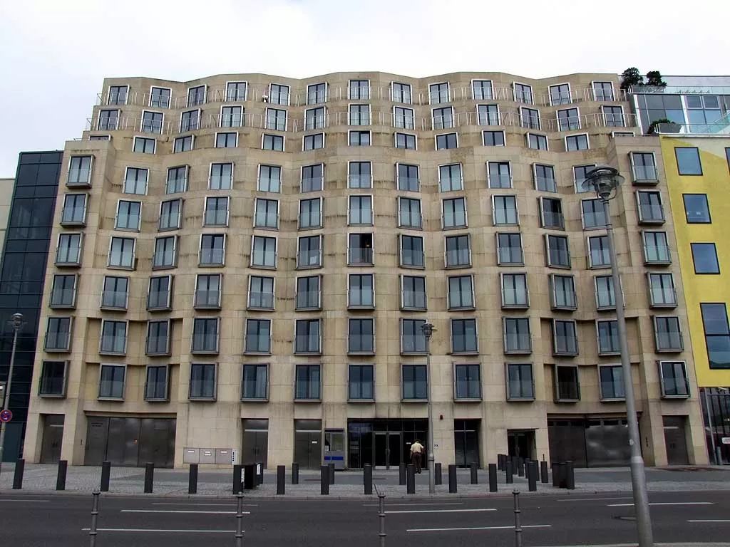 lv韩国上新为什么比中国早,lv韩国专卖店