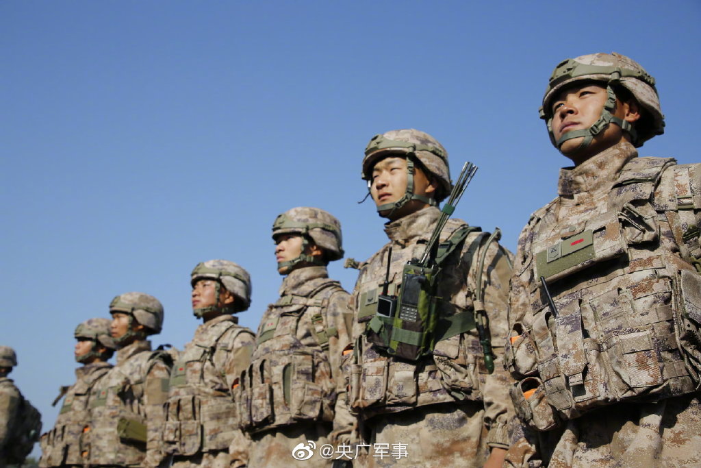 民兵换装21式迷彩和现役的一样吗,解放军新迷彩作战服图片