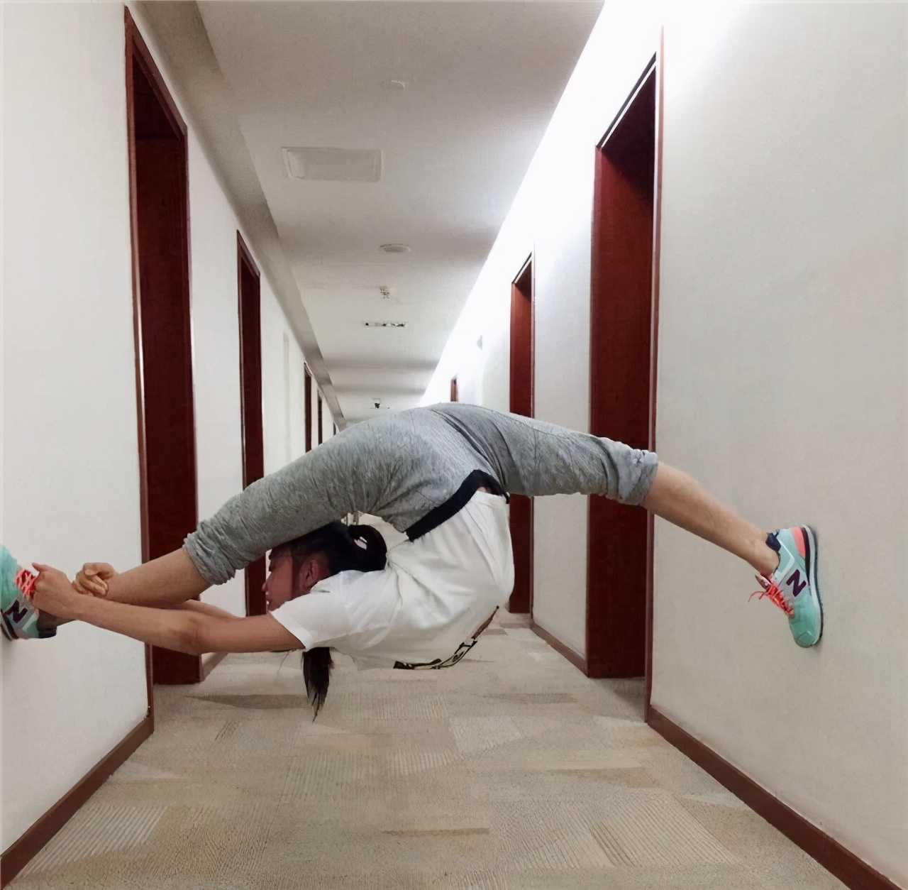 她曾是体操女神,她是北体校花因一字马爆红