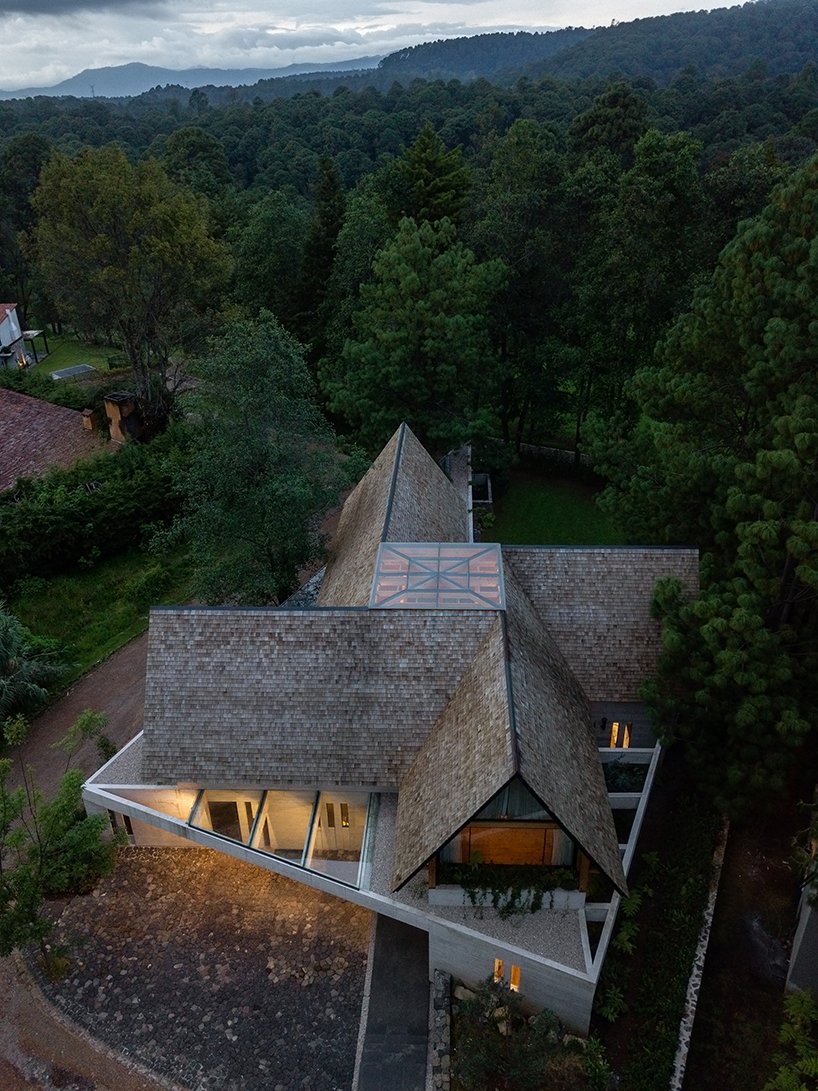 山间森林公园风车,家用随风向旋转动力风车