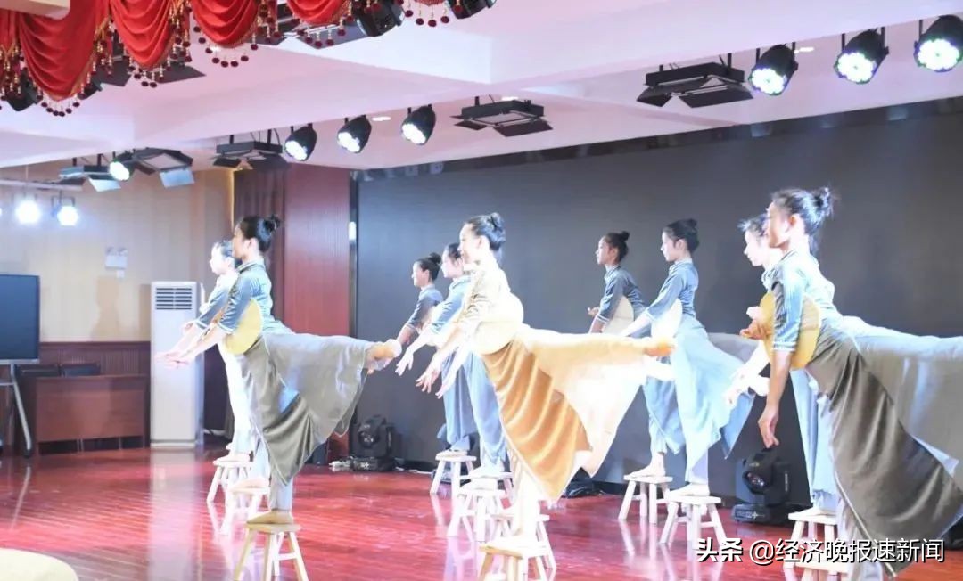 江西省普通高*特中**色学校评估组专家在临川三中开展评估活动