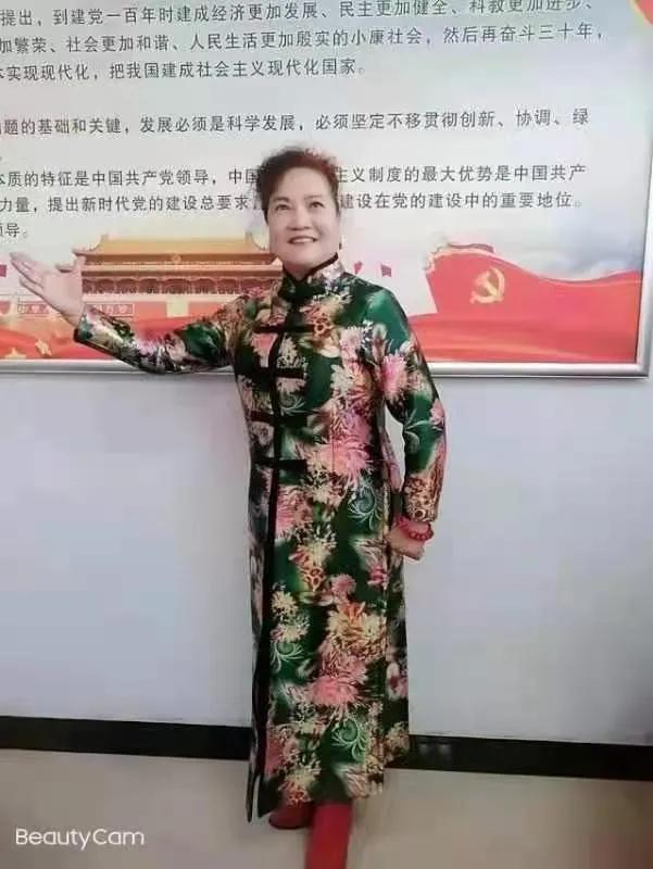 郑州怡丰新都汇社区德艺双馨艺术团大爱无疆做公益演出众人称赞。