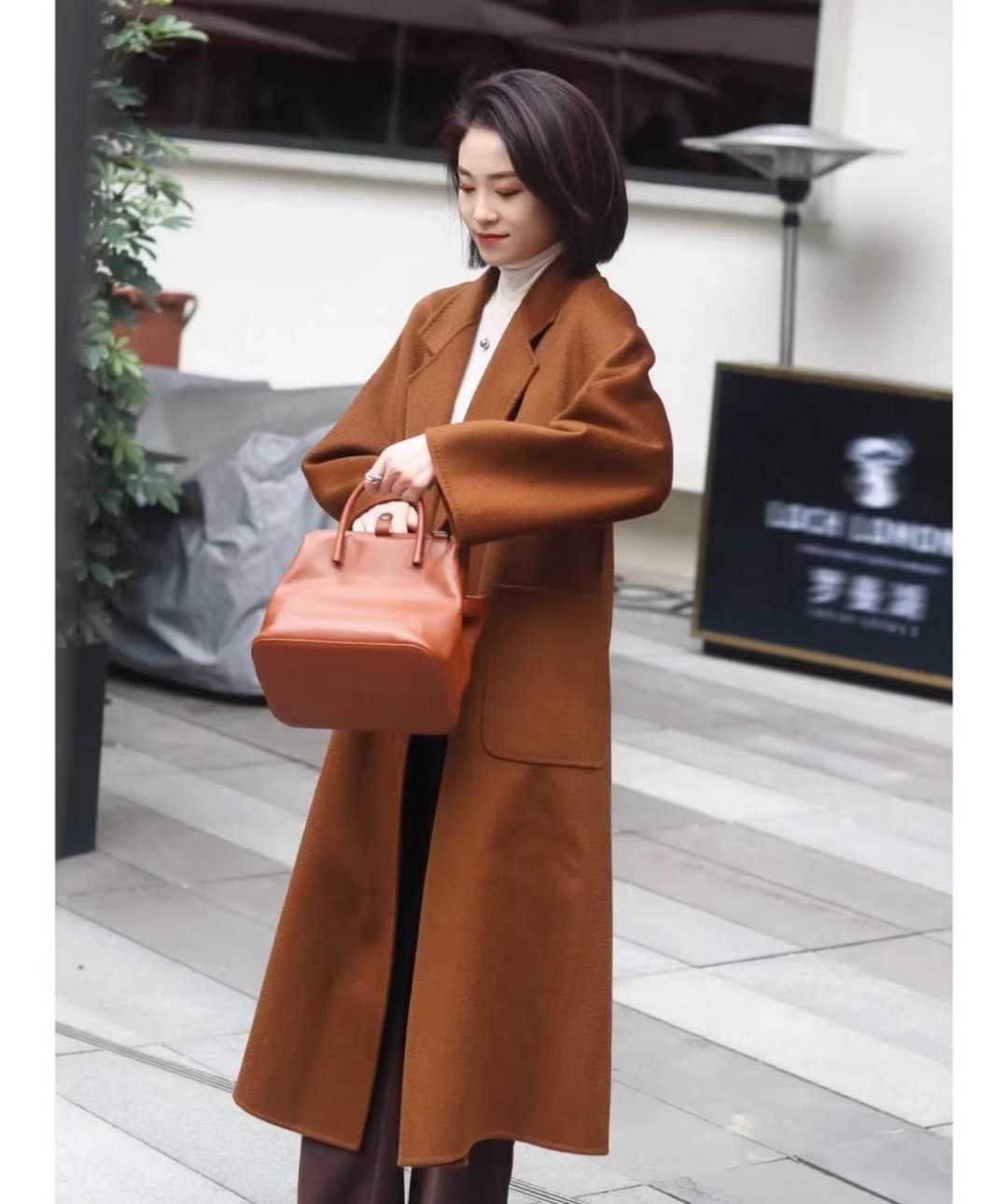 大地色呢子大衣怎么搭配,红色大衣与大地色怎么穿出高级感