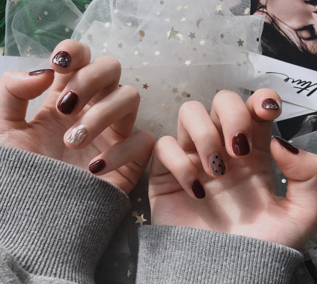 新年耐看美甲带钻款式图,纯色美甲显白秋冬短甲深酒红磨砂