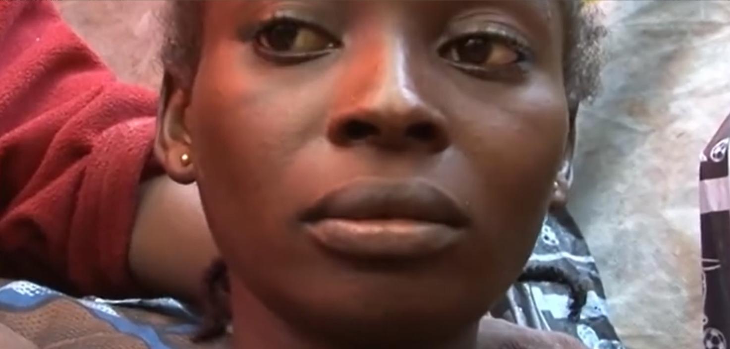 非洲货船严重超载，1700人挤在上面没有厕所，晚上开船用手电照明