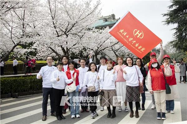 她在街头哽咽着唱了一首《萍聚》!浙江省人民医院部分援鄂医护再赴武汉,看樱花
