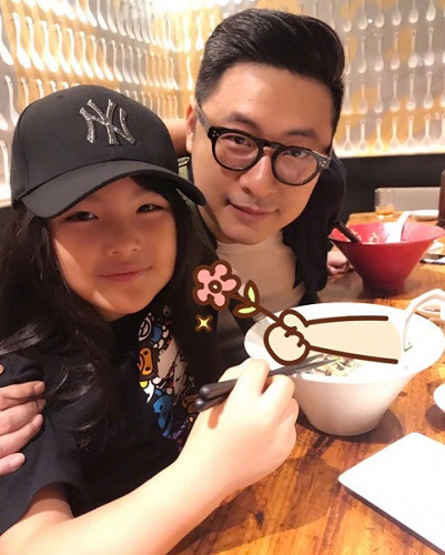 45岁就满头白发，李湘晒圣诞合照王岳伦满脸胡渣，白发多得认不出