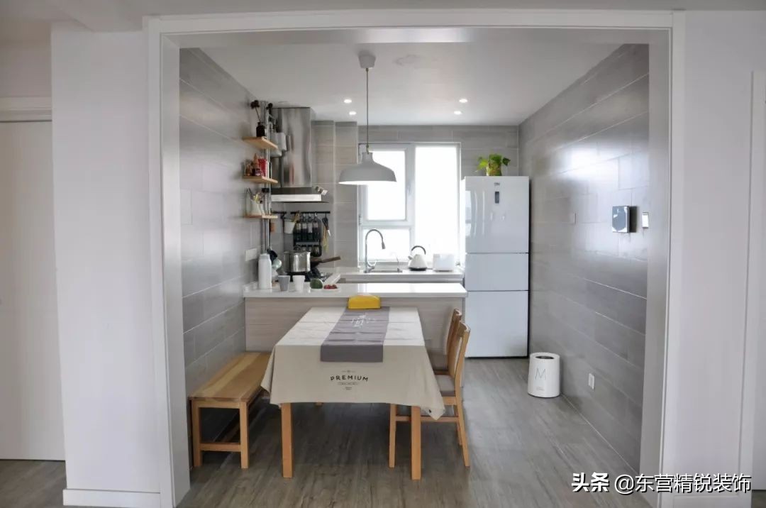 餐厨一体设计让空间显得很宽敞,餐厨客厅一体设计效果图