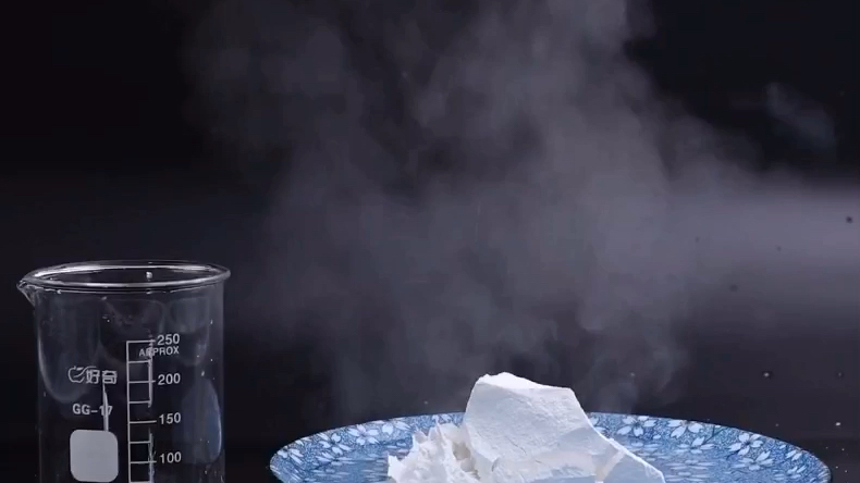 8岁男孩吹干燥剂眼球溶解了,小孩玩干燥剂眼睛被溶掉的图片