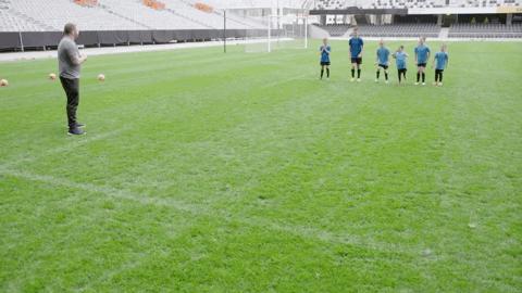 鹿晗踢球什么水平虎扑,鹿晗参加足球问答