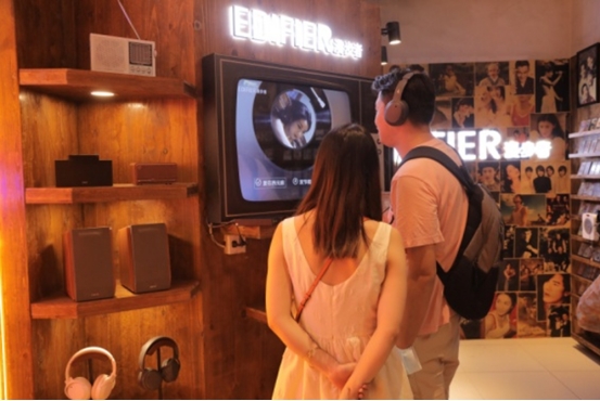 “重回80年代”，漫步者的复古风玩嗨Z世代