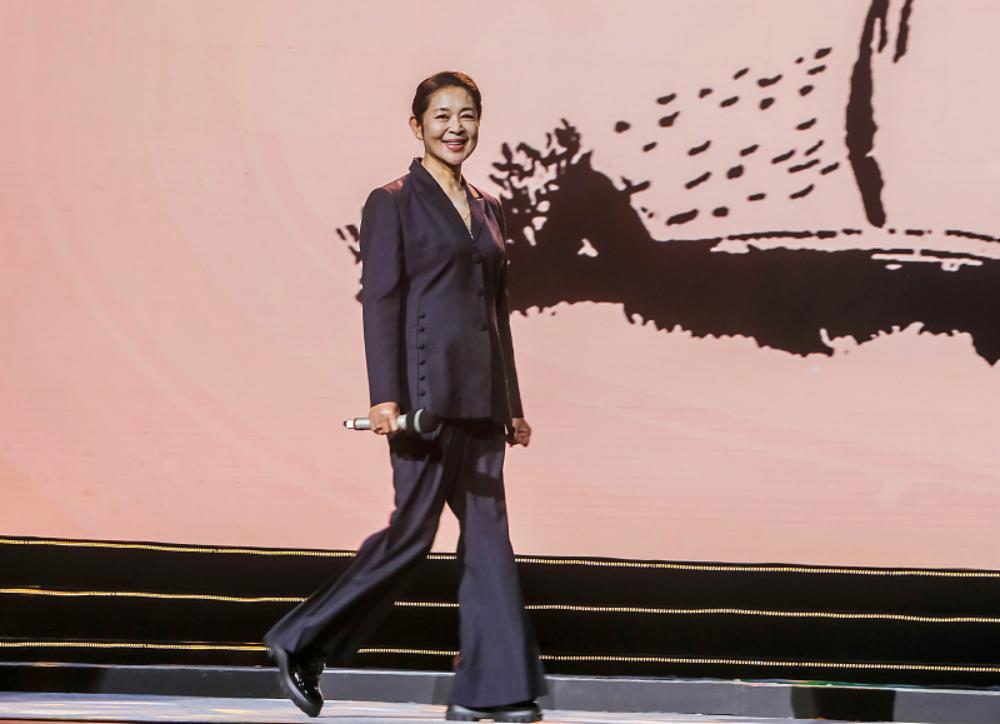 60岁倪萍现身活动穿套装姿态端庄,60岁倪萍穿休闲大衣优雅时尚