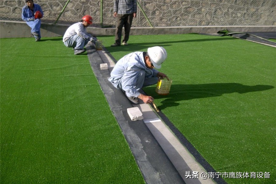 足球场一般是人工草还是天然草,足球场天然草坪与人造草皮
