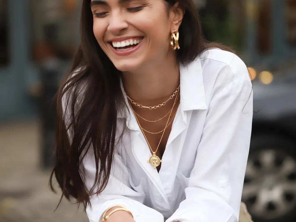 仅用一根土豪金项链，承包你春夏所有的时髦，这份穿搭小心机值了