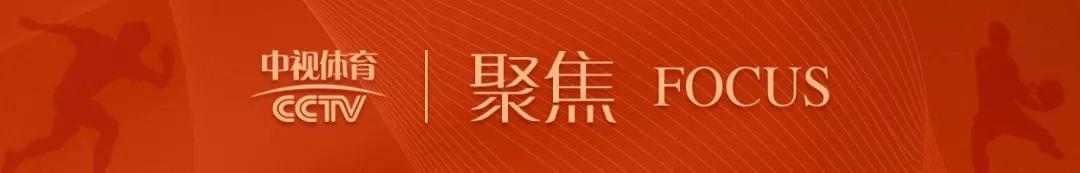 在楼顶上打球,楼顶踢球