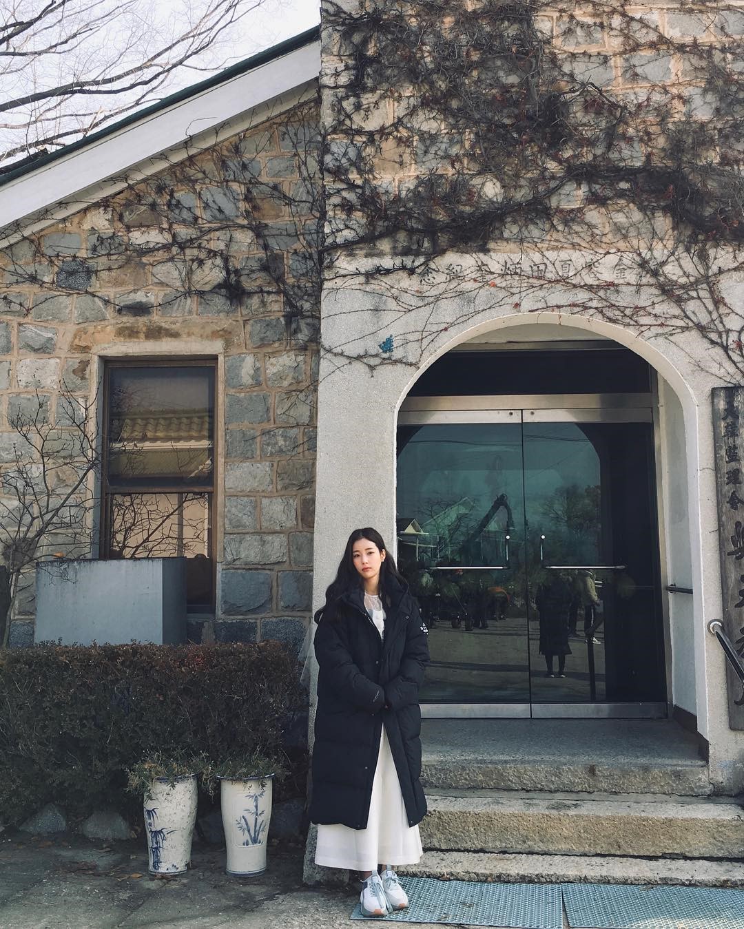 韩国小姐姐日常穿搭太有个性了!镂空长裙+黑夹克背心展现野性美