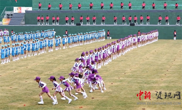 864名金明少年倾情演绎足球操为十运会和祖国生日深情献礼