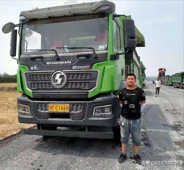 用卡车堵河堤缺口,用卡车堵洪水卡车找到了吗