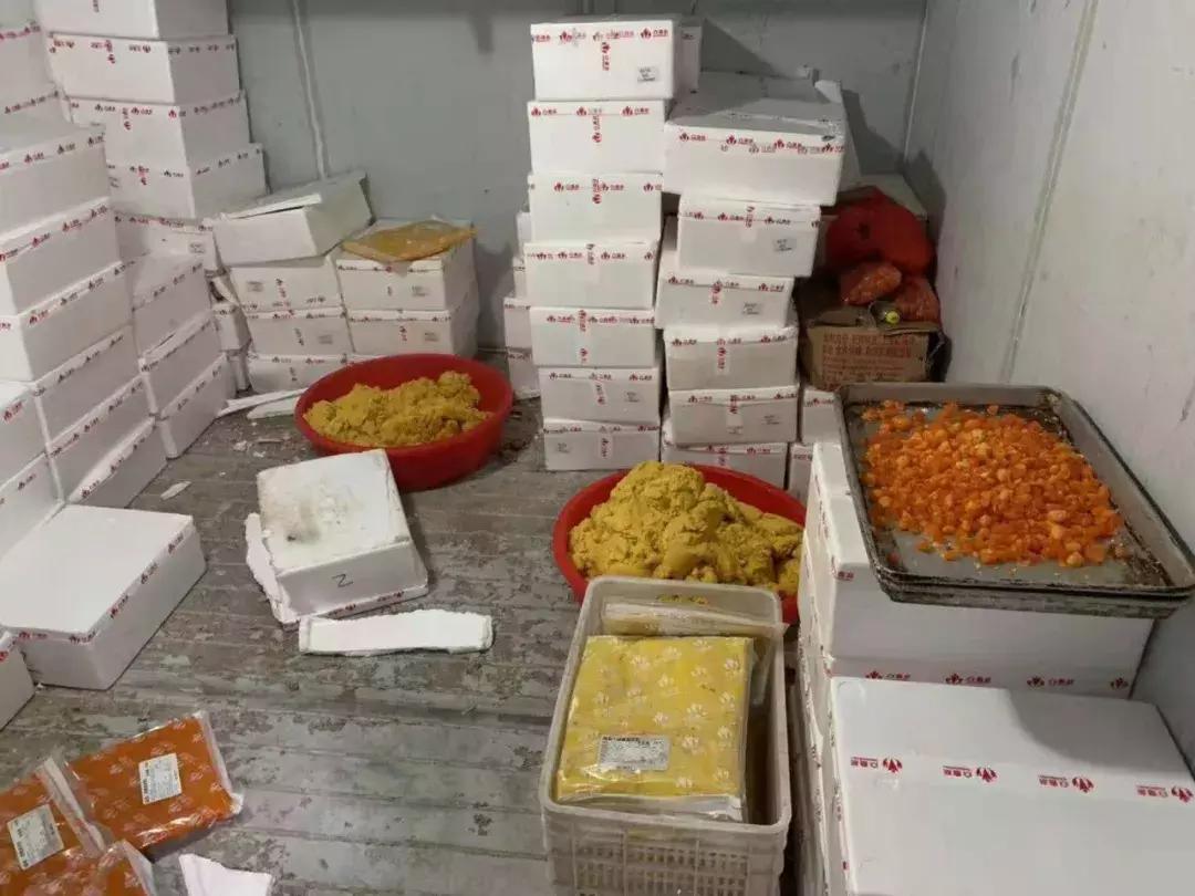 假月饼加工窝点,月饼窝点造假视频