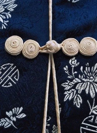 满大街都是浓浓的过节气息,满大街都是国风的衣服