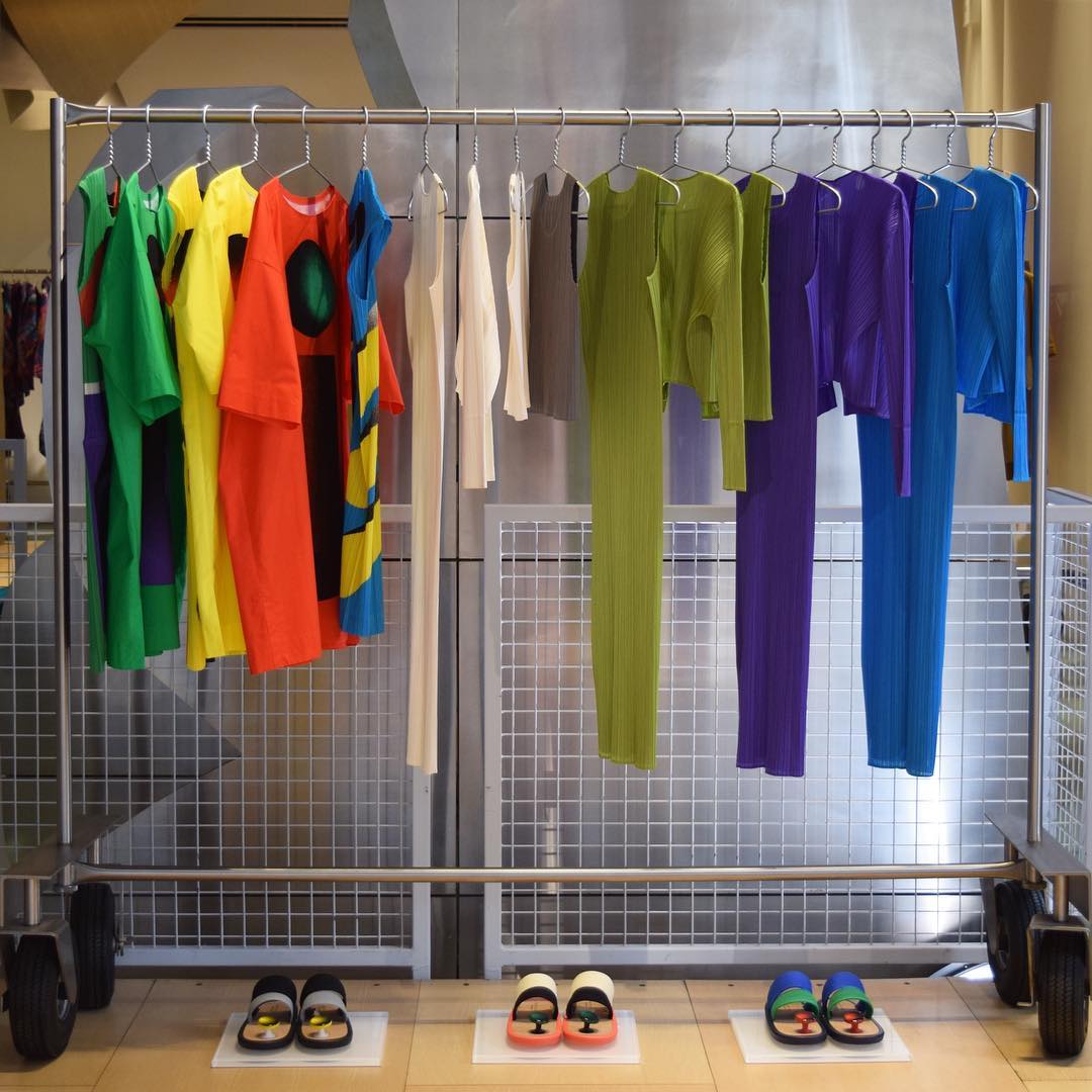 三宅一生的香水与包包，都没有易烊千玺身穿的三宅一生衬衣火！