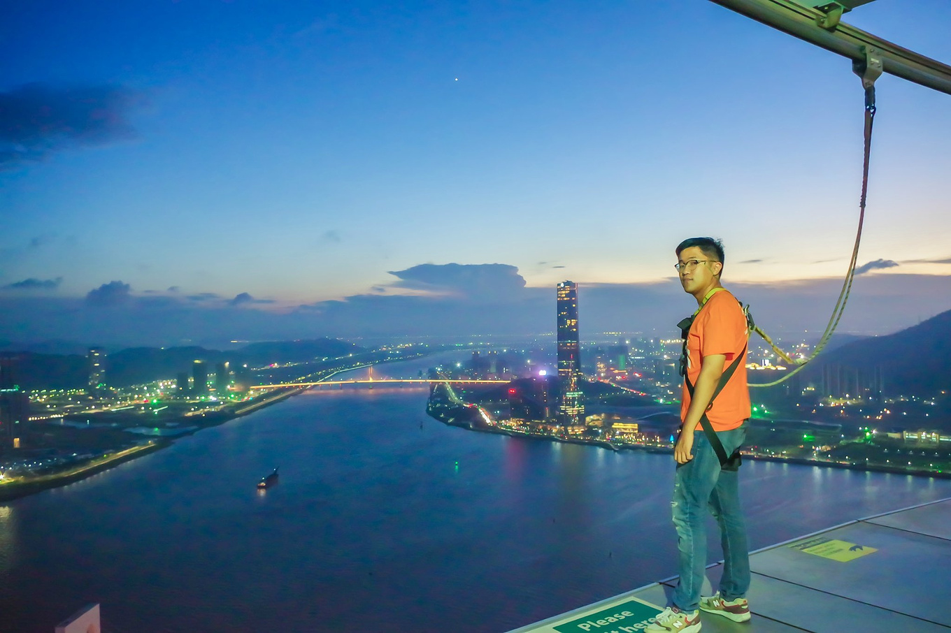 澳门塔323米世界第一蹦极跳,澳门塔蹦极runningman是高飞跳吗