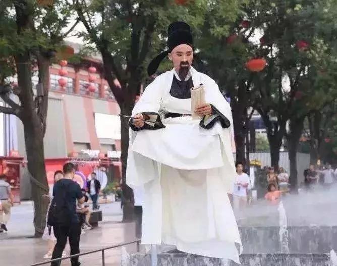 一个姑娘带火一座城！“不倒翁小姐姐”究竟什么来头？