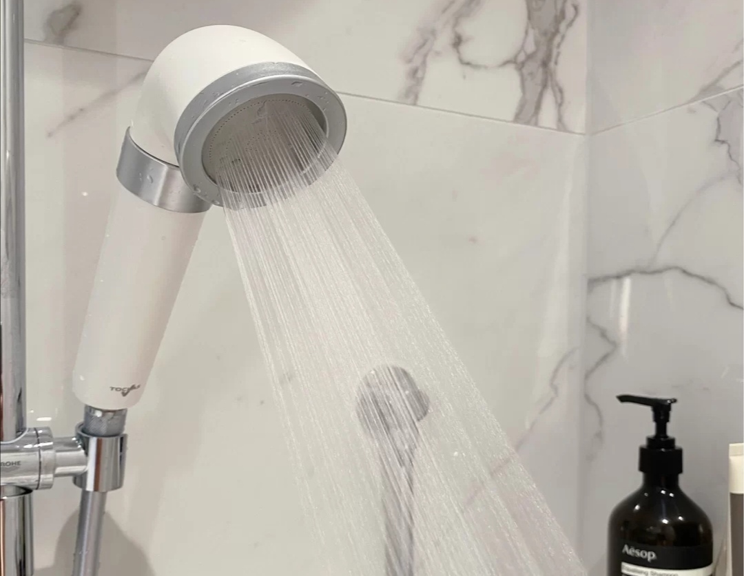 洗头用热水还是冷水有利于长头发,头发白夏天可以用凉水洗头吗