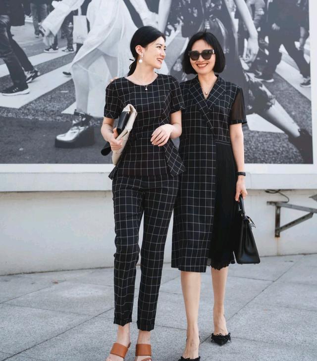 今年流行的适合40岁女人穿的裙子,有特色的裙子适合40多岁的女人穿