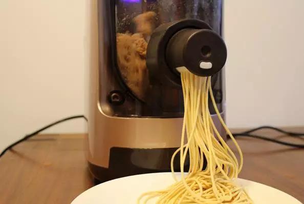 自己做面条太麻烦,自己做面条用简单的面条机