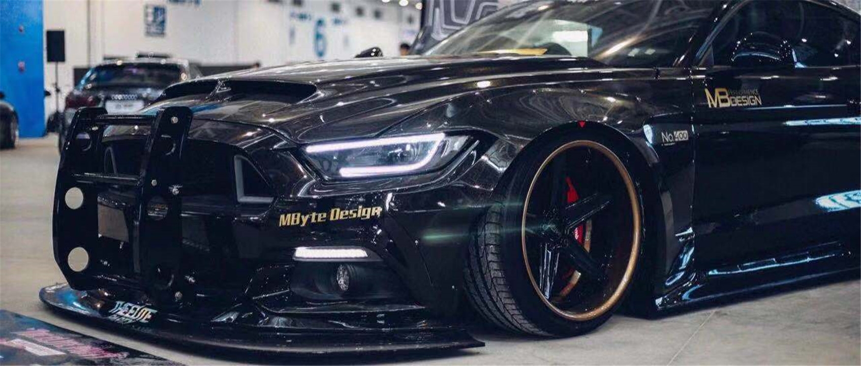 退伍军人将Mustang打造成美式警车，车头载着妹纸真是帅！