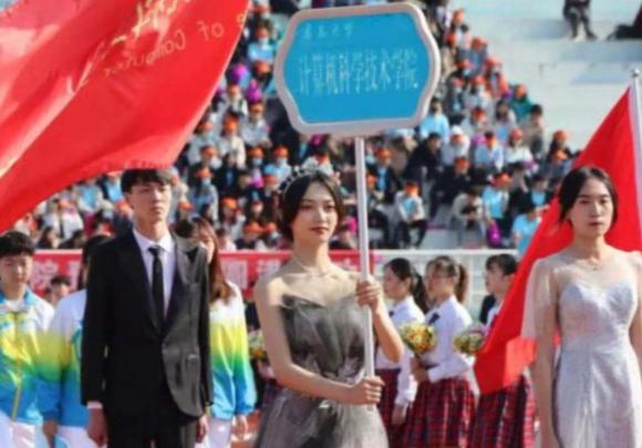 又一行走的招生简章火了，运动会举牌女生刷屏，可网友不买账