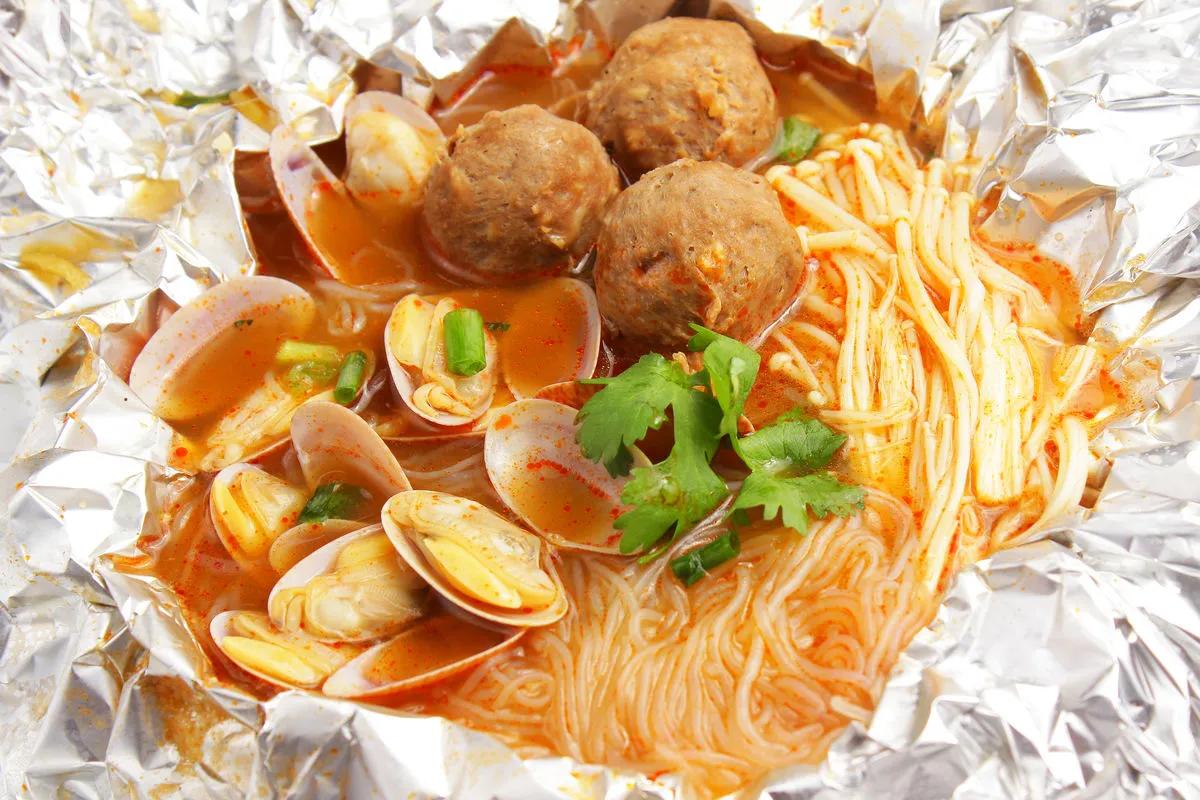 小伙卖花甲粉一天3000,花甲粉摆摊一天赚1000