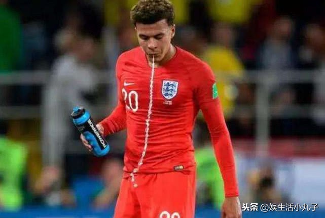 足球运动员喝水为什么吐出来,足球运动员为什么不喝水吐出来